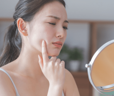 悩む女性のイメージ画像