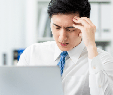 悩む男性のイメージ画像