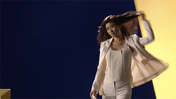 セットの前で歩くイメージキャラクターの篠原涼子さん