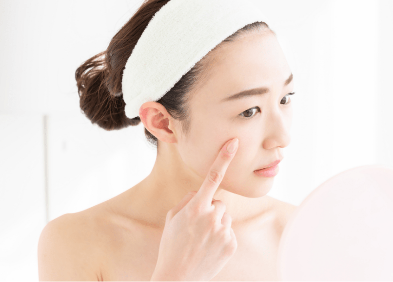 悩む女性のイメージ画像
